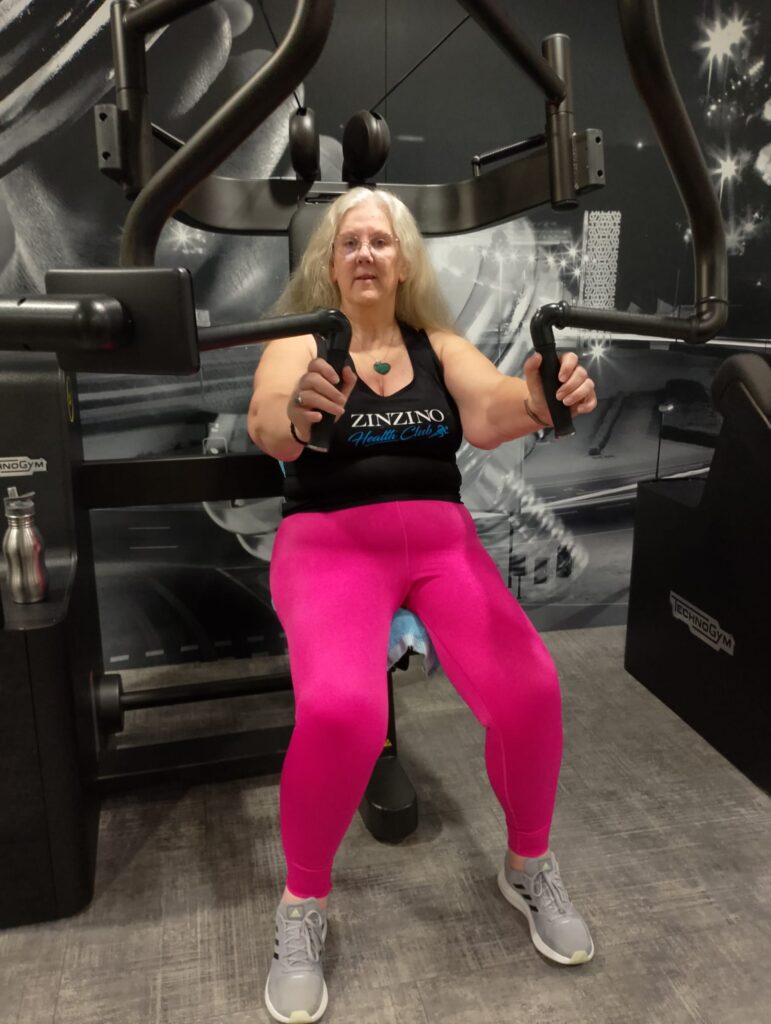 Ilse draagt een actievelegging van Lipolastic tijdens het sporten, waarmee ze haar lipoedeem ondersteunt en werkt aan haar gezondheid en welzijn.